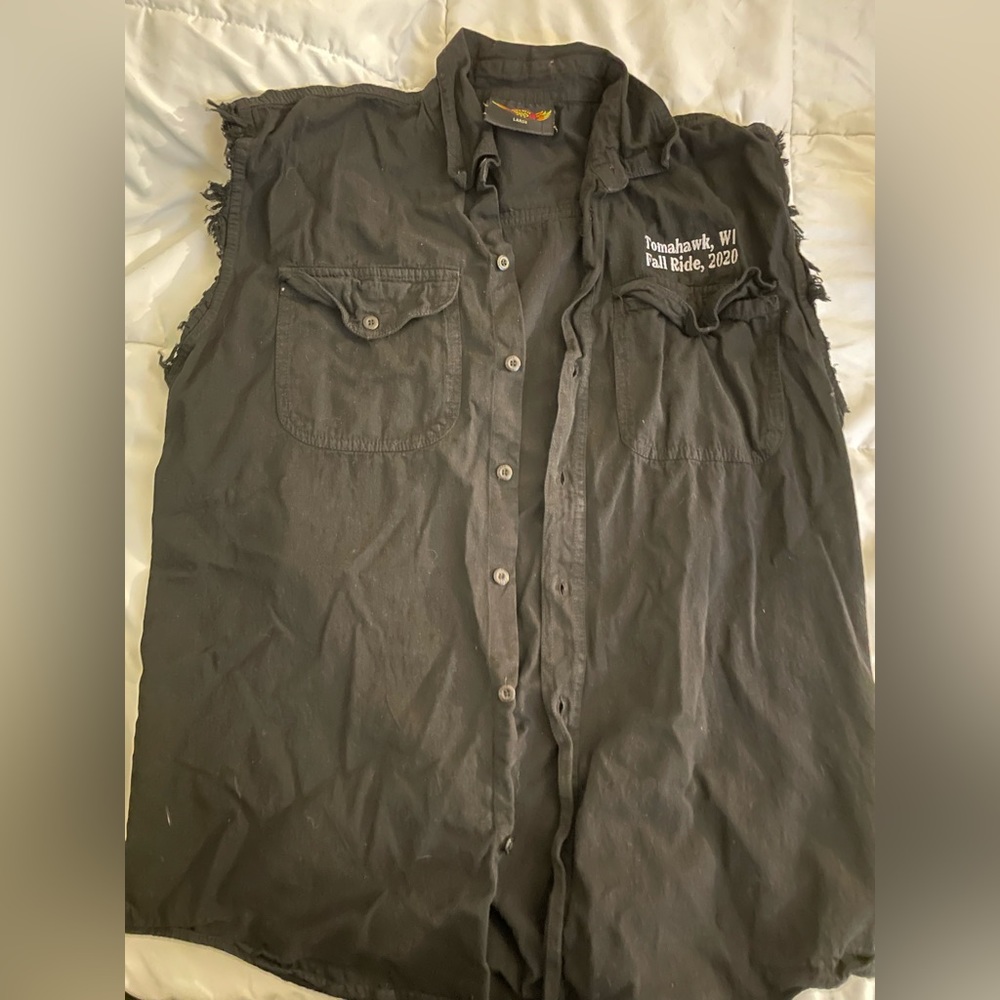 Bike wear no sleeve black shirt front saying tomahawk wi, fall ride 2020. Size L